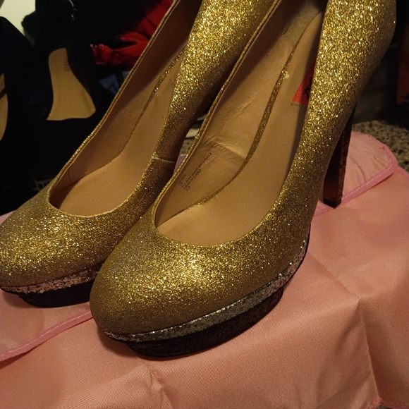 Betsy Johnson gold heels - Picture 3 of 3